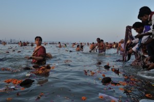 L'alba del bagno reale nel sangam, dove lo Yamuna si congiunge al Gange