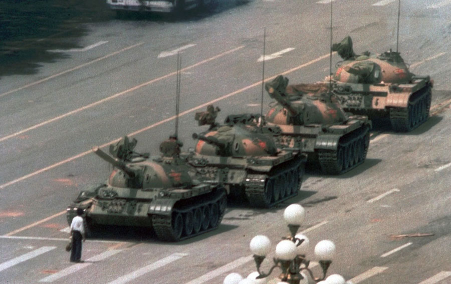 Un ragazzo sta tentando di bloccare la colonna di carri armati a seguito delle proteste di Piazza Tienanmen - Foto Published by The Associated Press, originally photographed by Jeff Widener