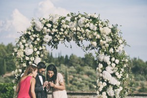 Matrimonio, Castello di Vincigliata, Wedding, Best Photographer, Firenze, Florence, Heidi, Sugababe, Luxury, Villa San Michele, Fiesole, ceremony, flowers arch