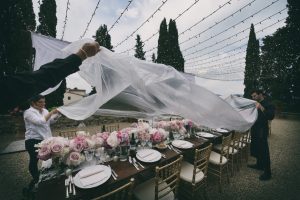 Wedding outdoor ceremony, Castello di Vicchiomaggio, Firenze, Fotografo di Matrimonio, rain cover